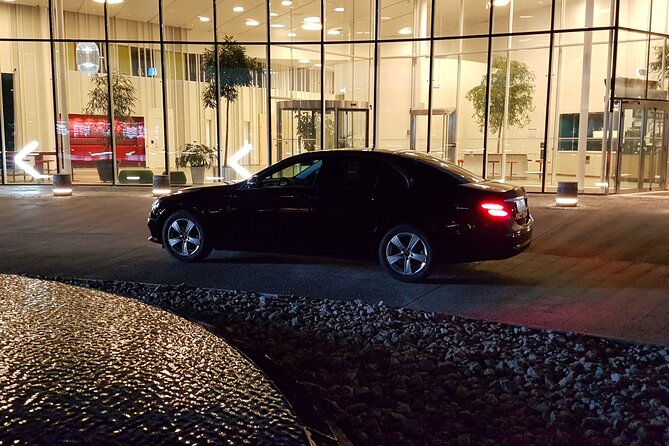 Airport Limousine Transfer: Arlanda Airport to Stockholm City 1-7 Passengers - Punctuality, hospitality, and the one serious warning