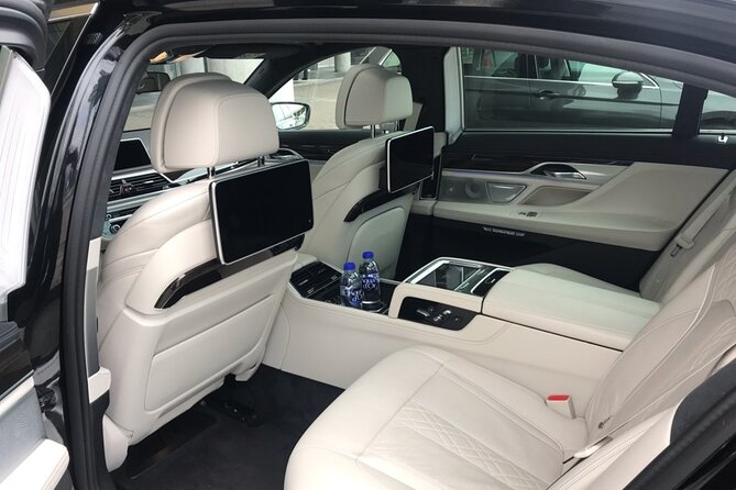 Airport Limousine Transfer: Arlanda Airport to Stockholm City 1-7 Passengers - How the airport arrival usually unfolds