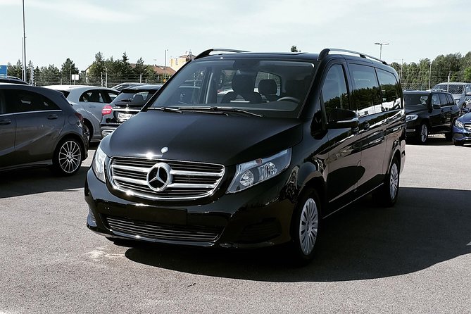 Airport Limousine Transfer: Stockholm City to Arlanda Airport 1-7 Passengers - Cars, comfort, and the limousine label