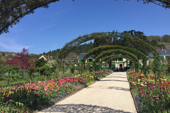 Excursion CHATEAU DE VERSAILLES and GIVERNY in Limousine from Paris - Versailles Gardens and a Flexible Lunch Break