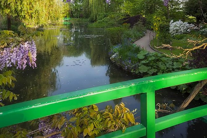 Excursion CHATEAU DE VERSAILLES and GIVERNY in Limousine from Paris - How the Private Limousine Changes the Day