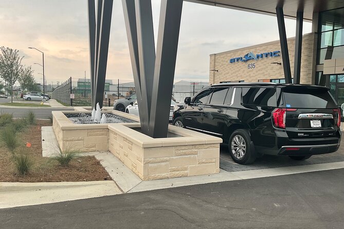 First class limo in Nashville, Tennessee luxury car - Private service for weddings, business events, and airport trips