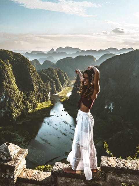 Friendly Travel: Hoa Lư/ Trang An/ Mua Cave - Limousine Car - A long but comfortable ride from Hanoi