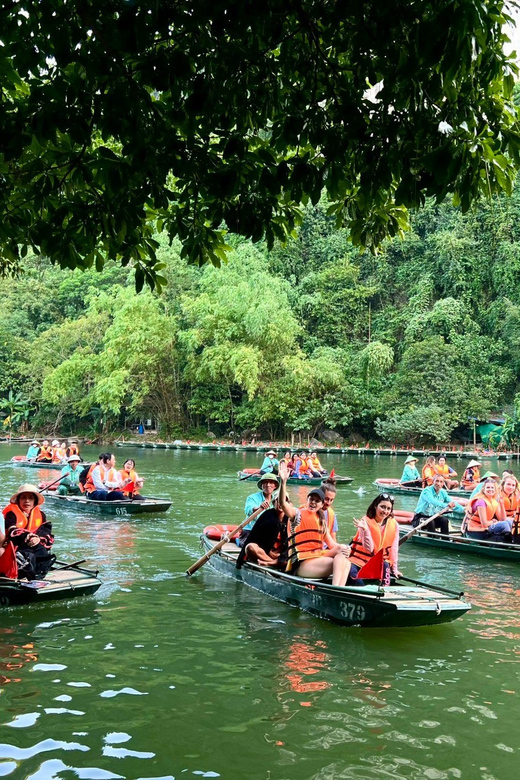 Friendly Travel: Hoa Lư/ Trang An/ Mua Cave - Limousine Car - Trang An by traditional boat