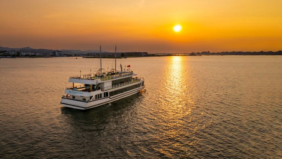 From Hanoi: 1-Day Halong 5-Star Cruise w/Jacuzzi & Limousine - Boarding at Tuan Chau International Port