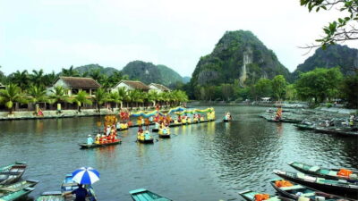 Ninh Binh Day Trip by Limousine with Lunch