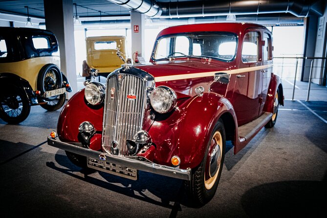 Guided tour of the Motor Museum with limousine transportation - The 1950s food truck finish