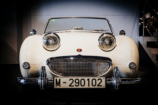 Guided tour of the Motor Museum with limousine transportation - Who should book this museum outing?