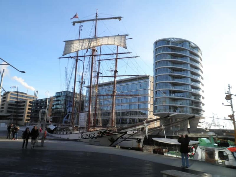 Hamburg: Exclusive Tour by Limousine with Chauffeur - Descending into the Old Elbe Tunnel