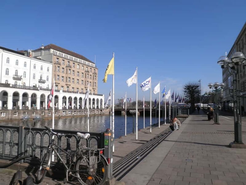 Hamburg: Exclusive Tour by Limousine with Chauffeur - The Köhlbrand Bridge and container-port views