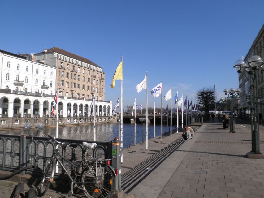 Hamburg: Exclusive Tour by Limousine with Chauffeur - How much value do you get for $725?