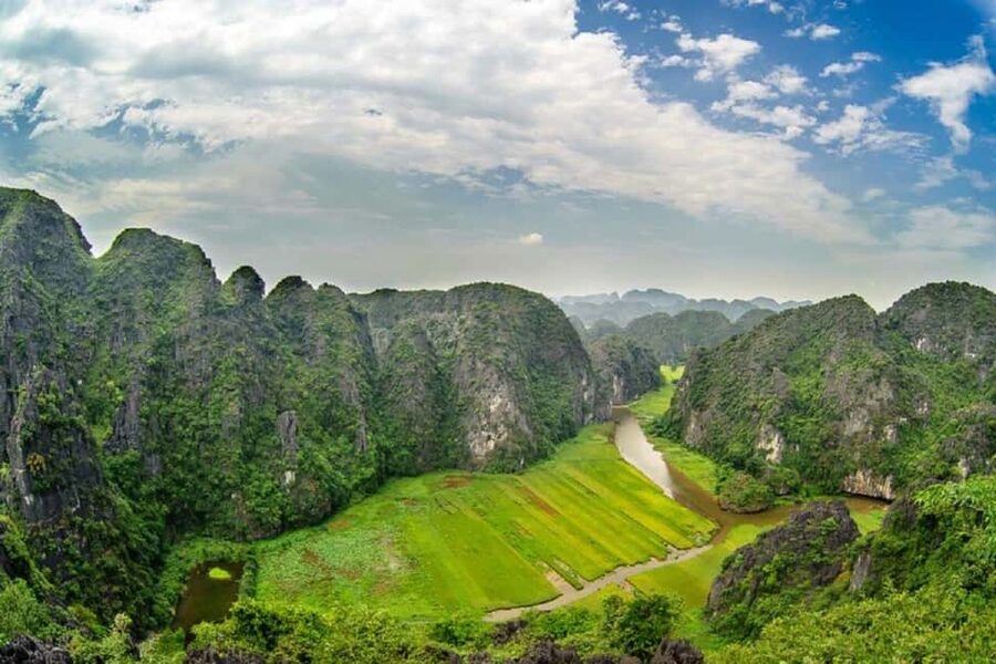 Hanoi: Full-Day Bai Dinh - Trang An & Mua Cave by Limousine - A buffet lunch with plenty of choice