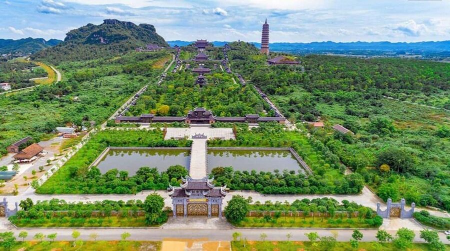 Hanoi: Full-Day Bai Dinh - Trang An & Mua Cave by Limousine - Mua Cave and the Dragon Peak climb