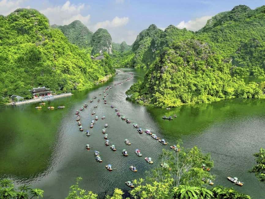 Hanoi: Full-Day Hoa Lu - Trang An & Mua Cave by Limousine - Two hours by rowboat through Trang An