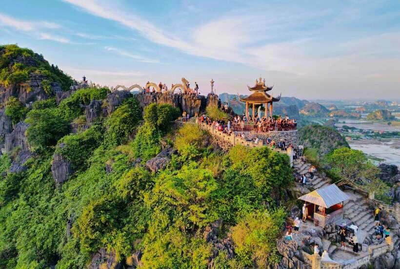 Hoa Lu, Tam Coc, & Mua Cave Day Trip with Lunch & Limousine - Hoa Lu and Vietnam’s early royal capital