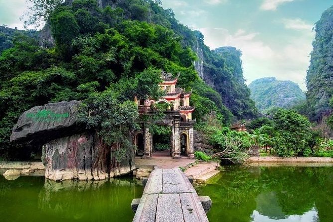 Hoa Lu -Tam Coc - Mua Cave Full Day Trip with Limousine Bus - Tam Coc’s Two Hours of Rice Fields and Cliffs