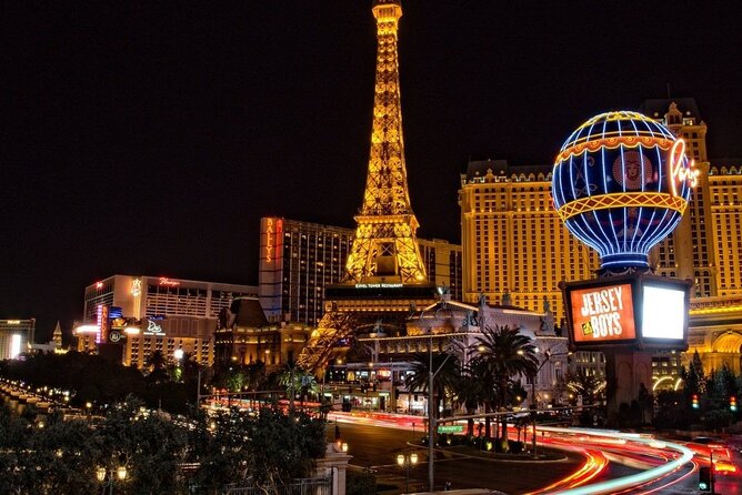 Las Vegas Strip at night like a Star with champagne by luxury limo - 3 or 5 hrs - Building a custom route along the Strip