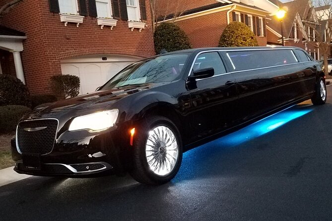 Las Vegas Strip at night like a Star with champagne by luxury limo - 3 or 5 hrs - Choosing between a Chrysler 300 and a Chevrolet Suburban
