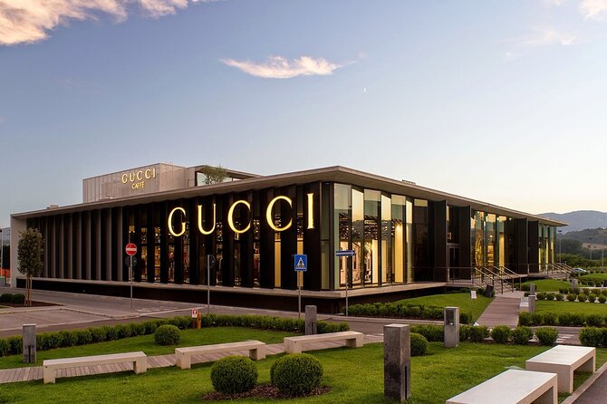 Limousine Service from Florence The Mall Outlet private driver - The value of a Mercedes E Class and onboard Wi-Fi