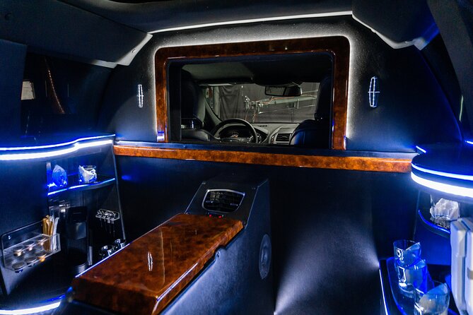 Lincoln Strecth Limo from Costa Mujeres to Cancun Airport - Who will get the most from this transfer?