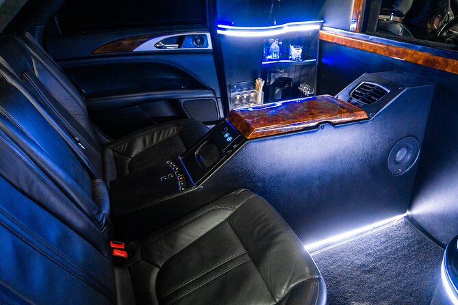 Lincoln Stretch limo from Cancun Hotel Zone to Cancun Airport - Price: a special transfer, not a budget ride