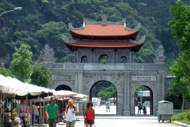 Luxury Hoa Lu - Tam Coc 1 Day Tour From Hanoi - By Limousine & Small Group - A Vietnamese buffet that keeps the day moving