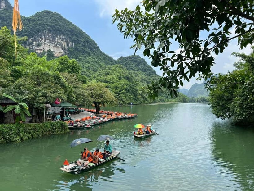 Luxury Limousine Tour: Hoa Lu, Trang An/Tam Coc & Mua Cave - The ride from Hanoi to Hoa Lu