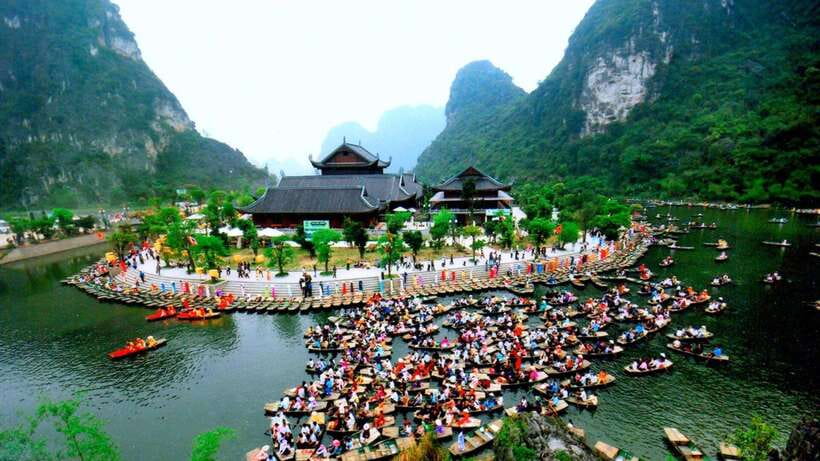 Ninh Binh: Hoa Lu Mua Cave Trang An on Limousine and Cycling - Lunch and a needed pause
