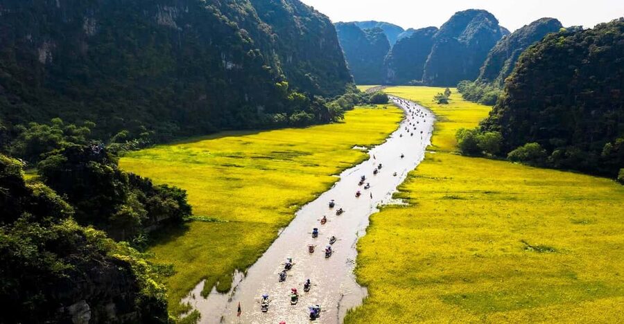 Ninh Binh: Hoa Lu Tam Coc Hang Mua on Limousine and Cycling - The 500 steps at Hang Mua