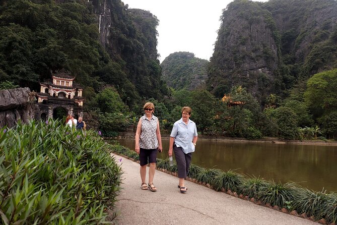 Ninh Binh Luxury Day Tour by Limousine- Small Group- All included - Climbing Mua Cave for the Tam Coc view