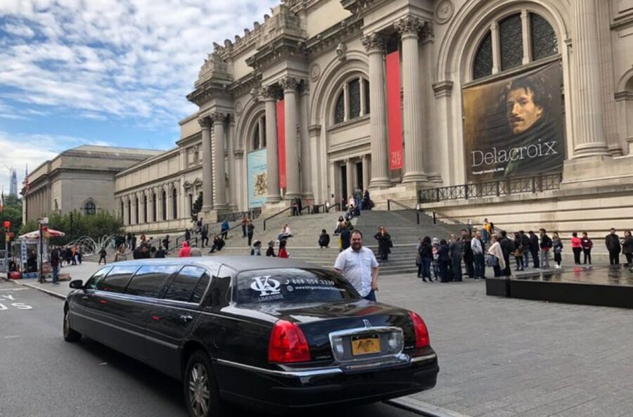 NYC Limousine Tour By Stretch Limo-King And Queen Limo NYC - Wall Street, the Charging Bull, and Lower Manhattan