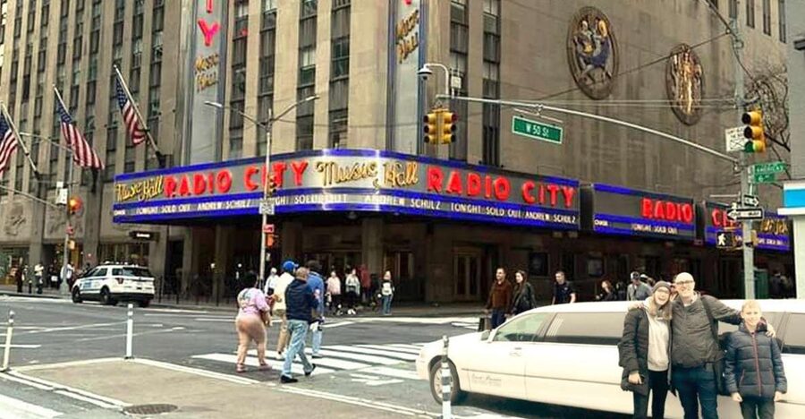 NYC: Private Home Alone 2 Stretch Limousine Tour with Pizza - Key points to know before booking