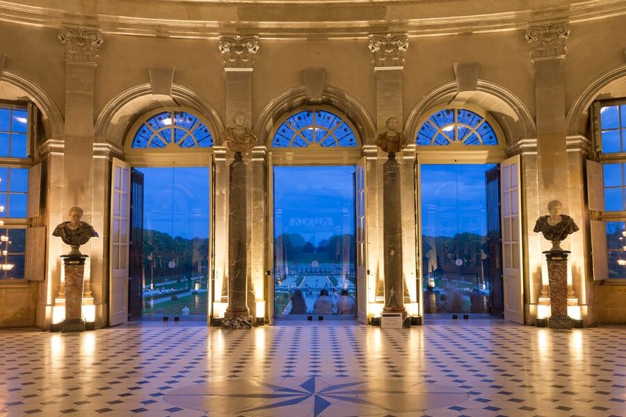 Paris: Candlelit Dinner at Vaux-le-Vicomte by Limousine - What dinner includes at Les Charmilles