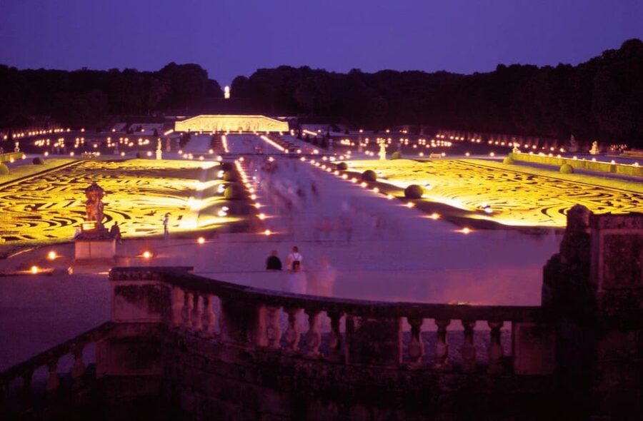 Paris: Candlelit Dinner at Vaux-le-Vicomte by Limousine - Fireworks and the ride back to Paris