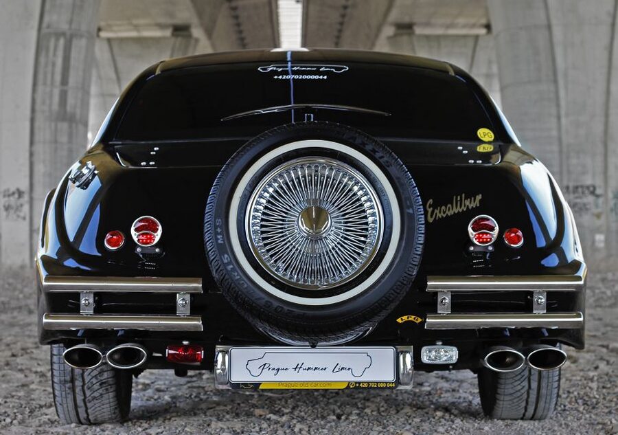 Prague: 1-Hour Vintage Limousine Rental - The champagne, music, screens, and lighting