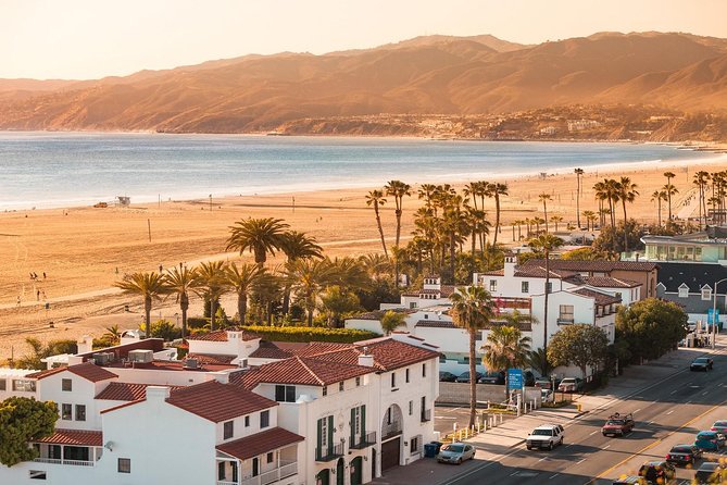 Private 4-Hour Limo Tour of LA by a TV Personality with Drinks - Venice Beach, Marina del Rey, and Malibu