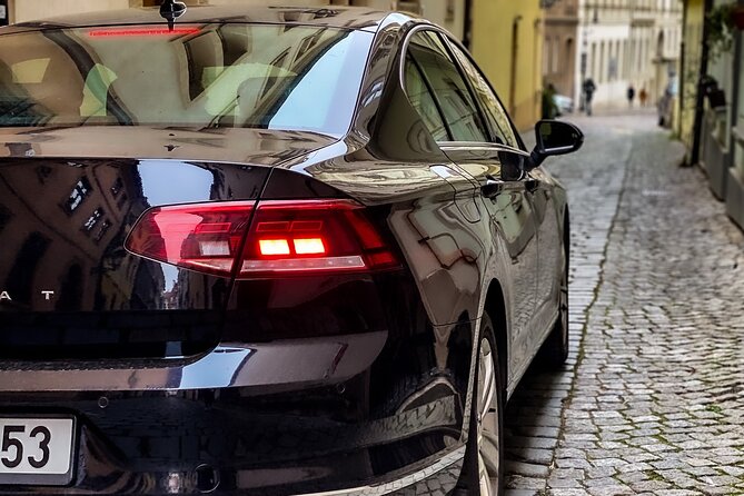 Private ARRIVAL Transfer by LIMOUSINE 3+1pax - What the Prague airport pickup is like