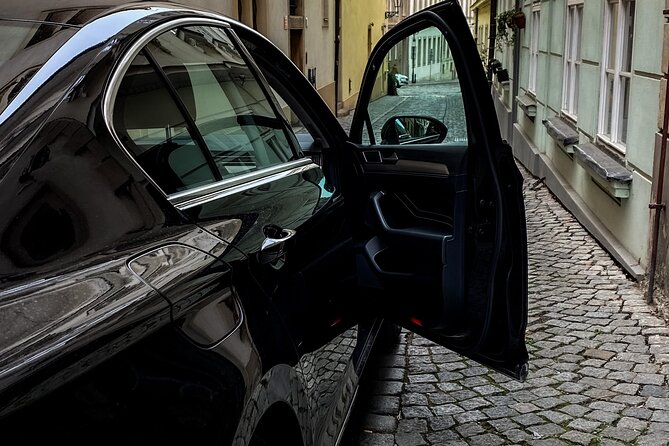 Private ARRIVAL Transfer by LIMOUSINE 3+1pax - The 30-minute ride into central Prague