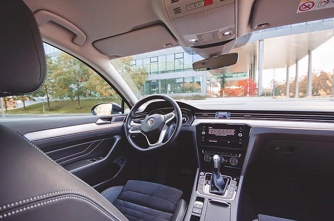 Private ARRIVAL Transfer by LIMOUSINE 3+1pax - Who should book this airport transfer?