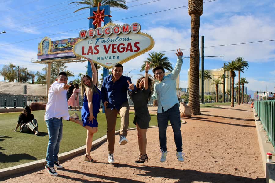 Private Limo 2.5hr Tour of Vegas with Champagne - Key points at a glance