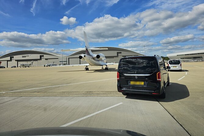 Private limo transfers Gatwick Airport to/from any London hotel - What the Gatwick pickup is like