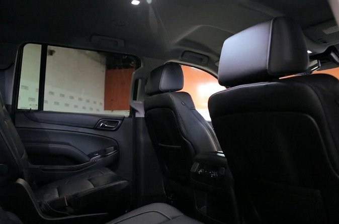 Private Luxury 6-Pax SUV Limo Transfer from or to Chicagoland Airport and Suburb - A private airport ride, not a Chicago sightseeing tour