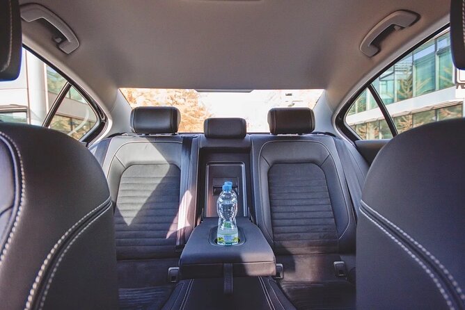 Private ROUND-TRIP (FROM and TO the AIRPORT) by LIMOUSINE 3+1pax - What happens at Václav Havel Airport