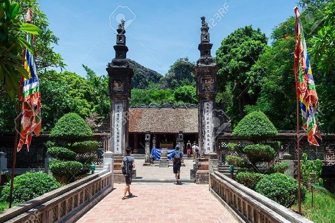 Trang An Hoa Lu Mua Cave Tour [Japanese guide, limousine bus, lunch and dinner included] - The limousine bus makes the long road easier