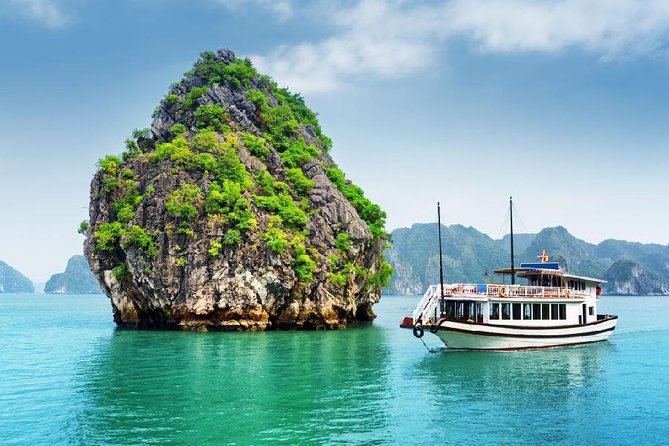 VIP Ha Long Bay 6 hour FUJI cruise with latest luxury cruise ship + limousine + highway + dinner for Japanese only - Lunch aboard the FUJI cruise